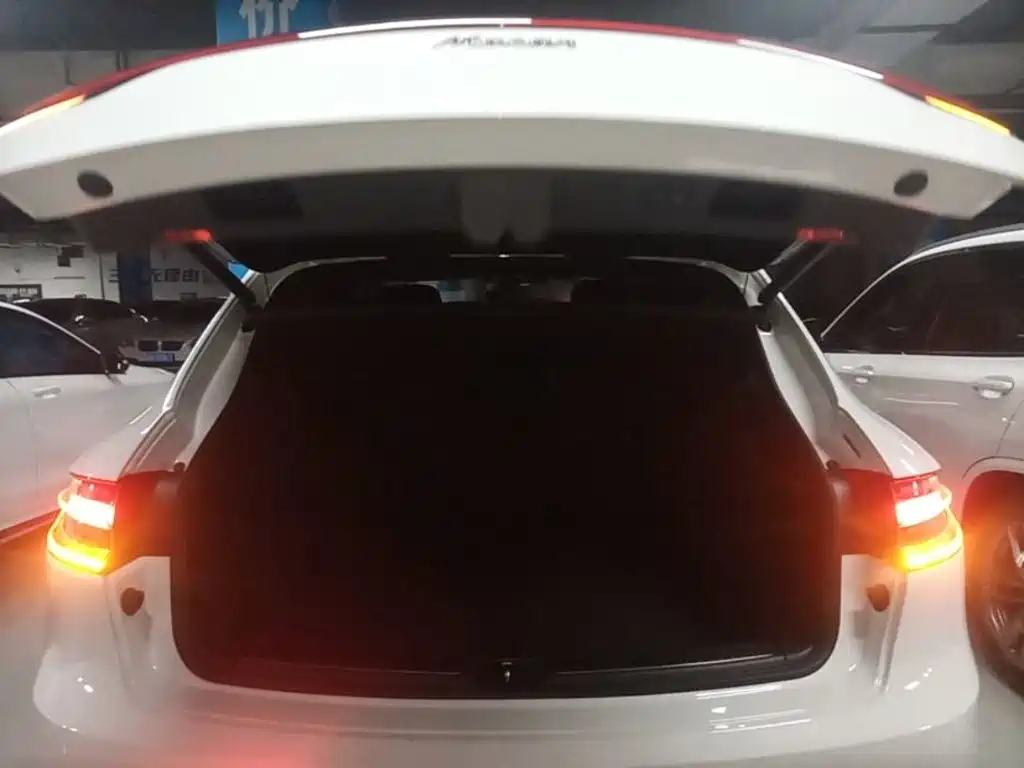 Porsche Macan — миниатюра 19