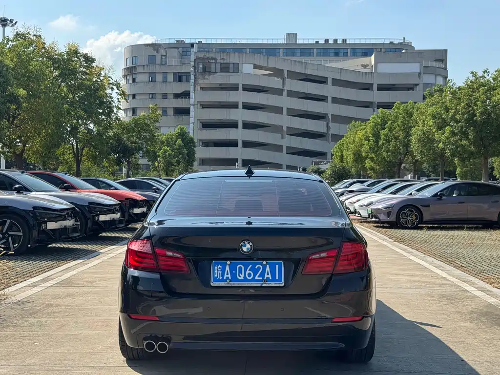 BMW 5 Series — миниатюра 7
