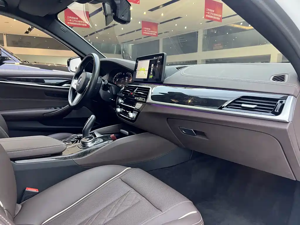 BMW 5 Series — миниатюра 11