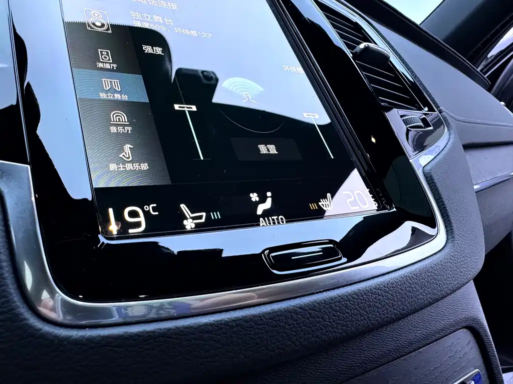 Volvo XC90 — миниатюра 28