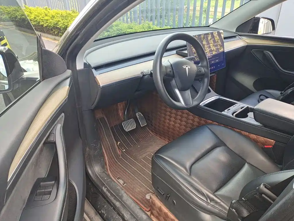 Tesla Model Y — миниатюра 16