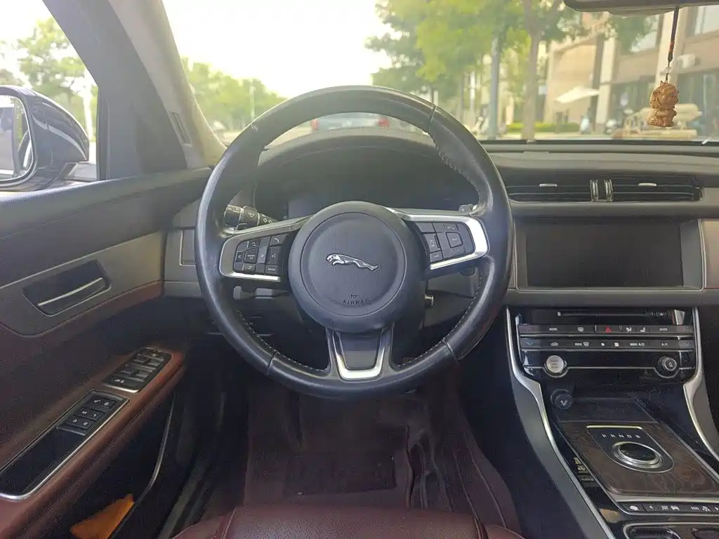 Jaguar XFL — миниатюра 3