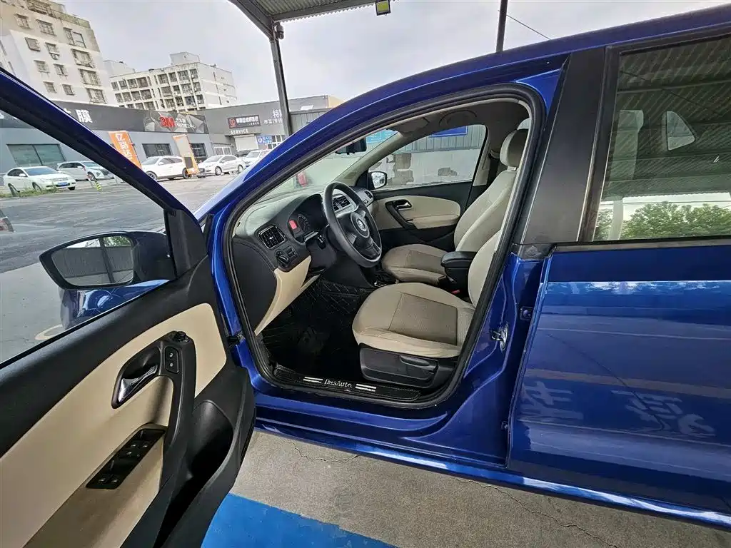 Volkswagen Polo 2011 1.4L AT