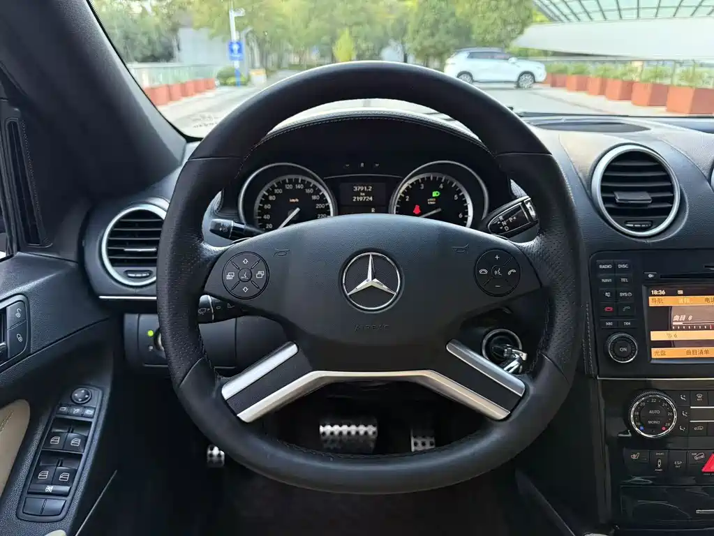Mercedes-Benz M-Class — миниатюра 11