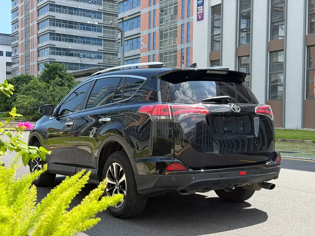 Toyota RAV4 — миниатюра 7