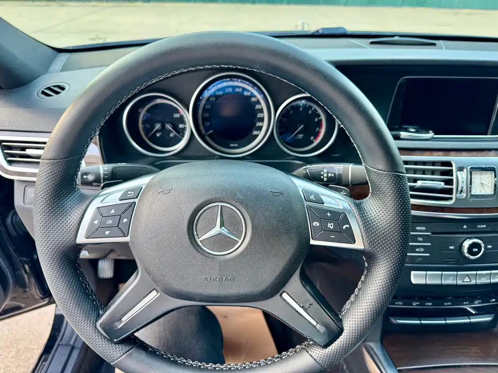 Mercedes-Benz E-Class — миниатюра 11