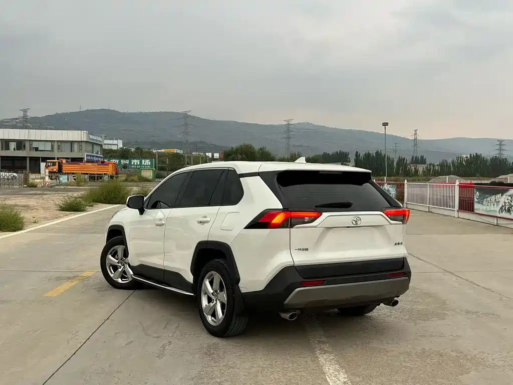 Toyota RAV4 — миниатюра 4