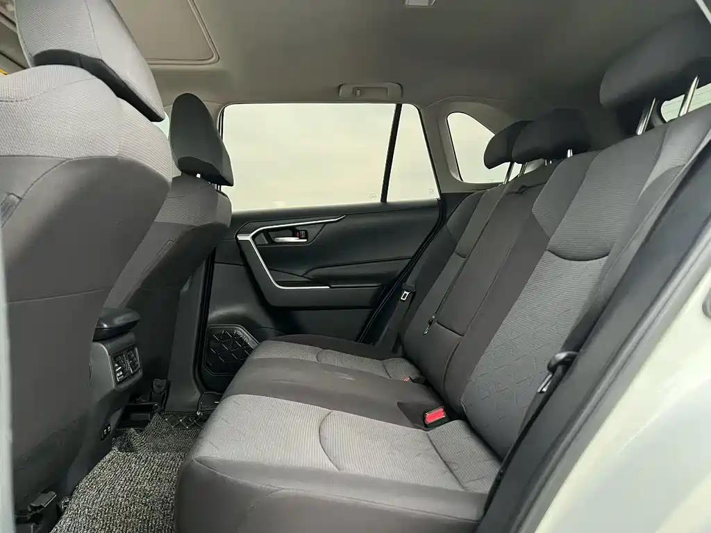 Toyota RAV4 — миниатюра 9