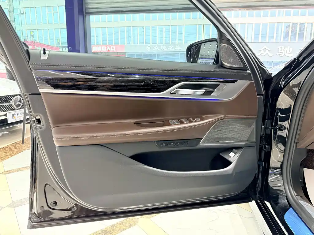 BMW 7 Series — миниатюра 8