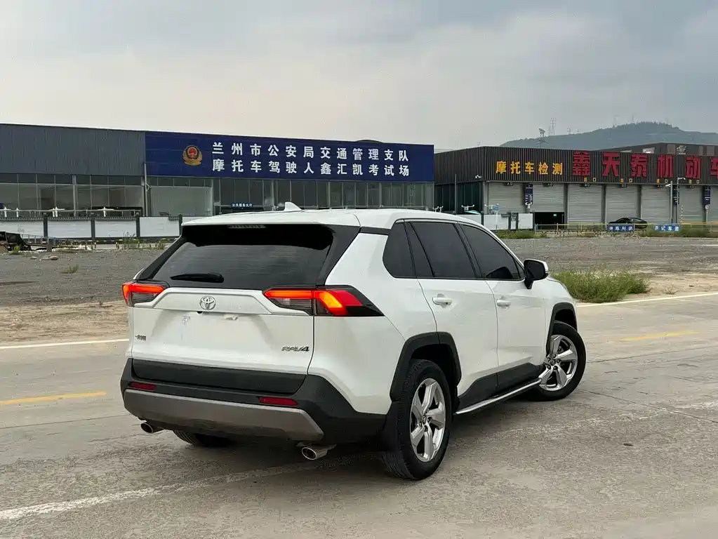 Toyota RAV4 — миниатюра 6