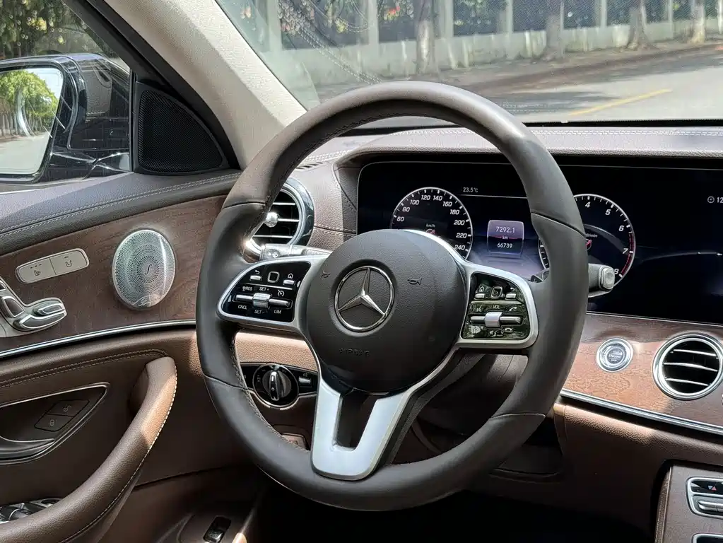 Mercedes-Benz E-Class — миниатюра 9