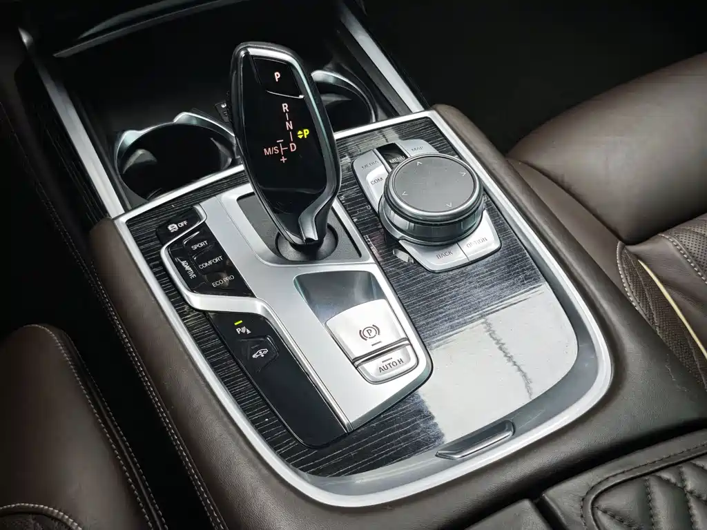 BMW 7 Series — миниатюра 13