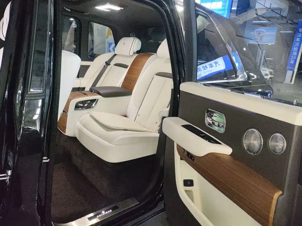 Rolls-Royce Cullinan 2018 мест