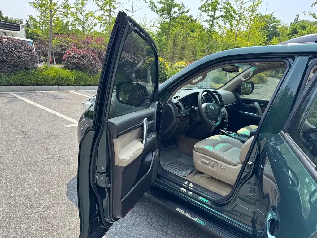 Toyota Land Cruiser 2010 4.0L AT VX