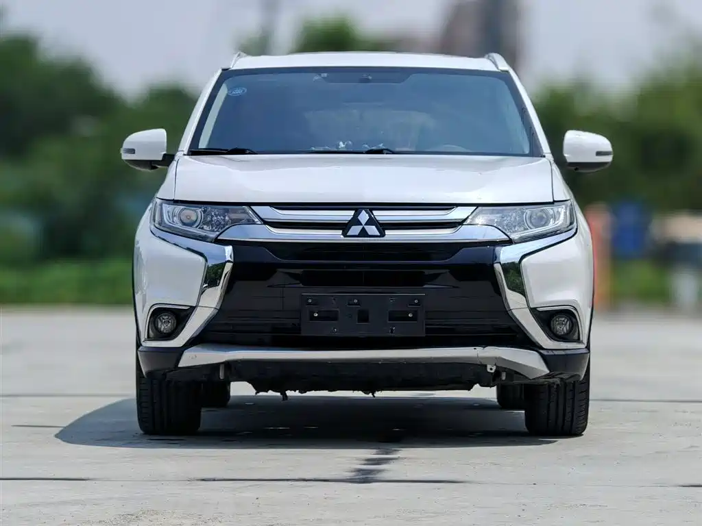 Mitsubishi Outlander 2018 2.0L 7 мест