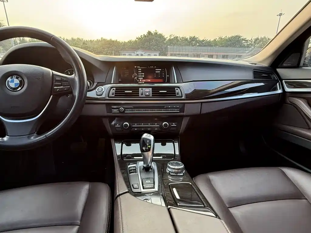 BMW 5 Series — миниатюра 7