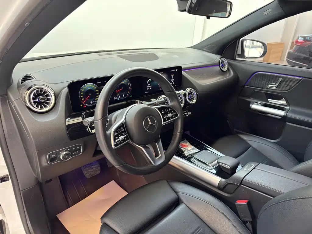 MERCEDES-BENZ GLA