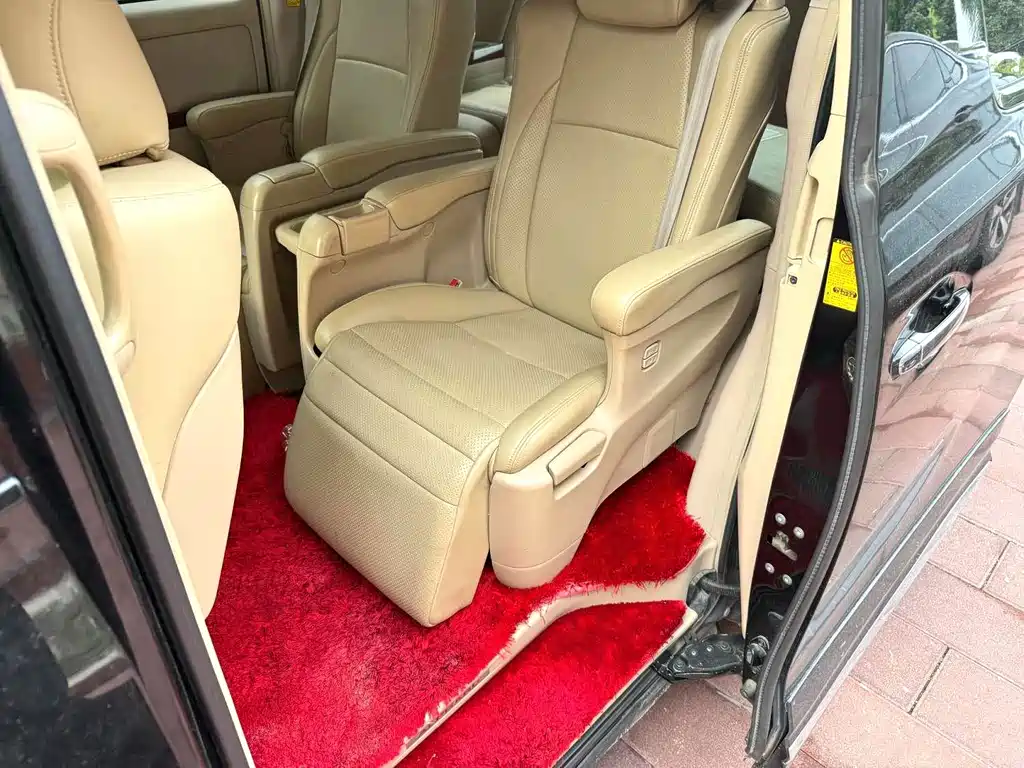 Toyota Alphard — миниатюра 8