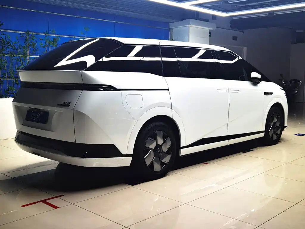 XPeng X9 — миниатюра 5