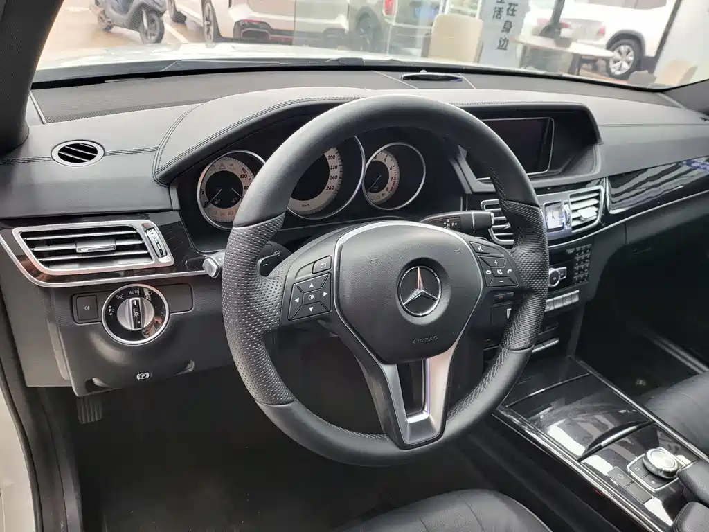Mercedes-Benz E-Class — миниатюра 6