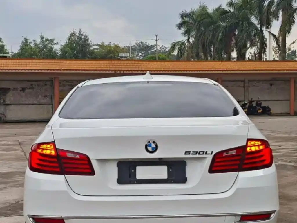 BMW 5 Series — миниатюра 9