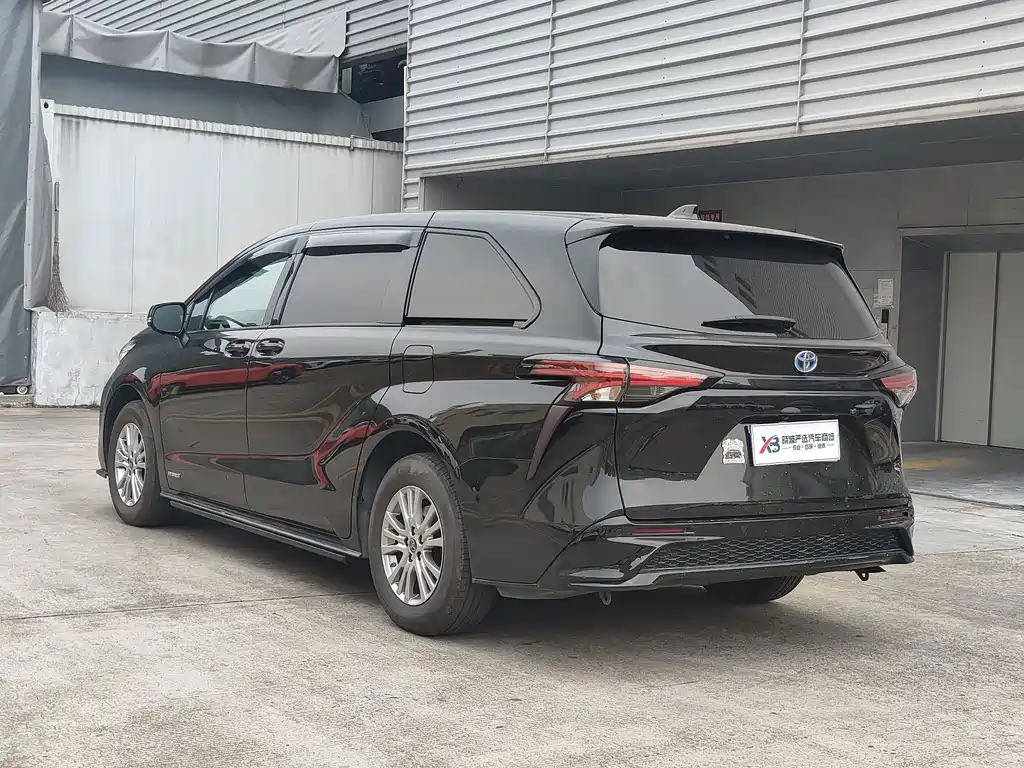Toyota Sienna — миниатюра 3