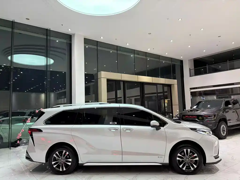 Toyota Granvia — миниатюра 4