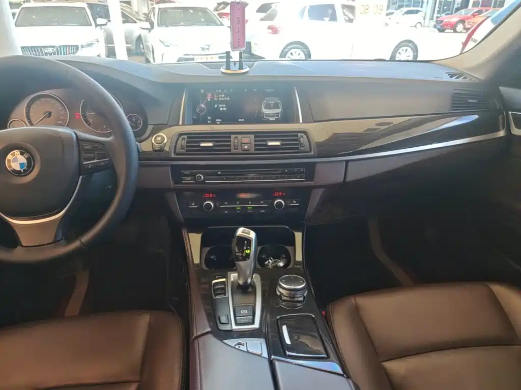 BMW 5 Series — миниатюра 13