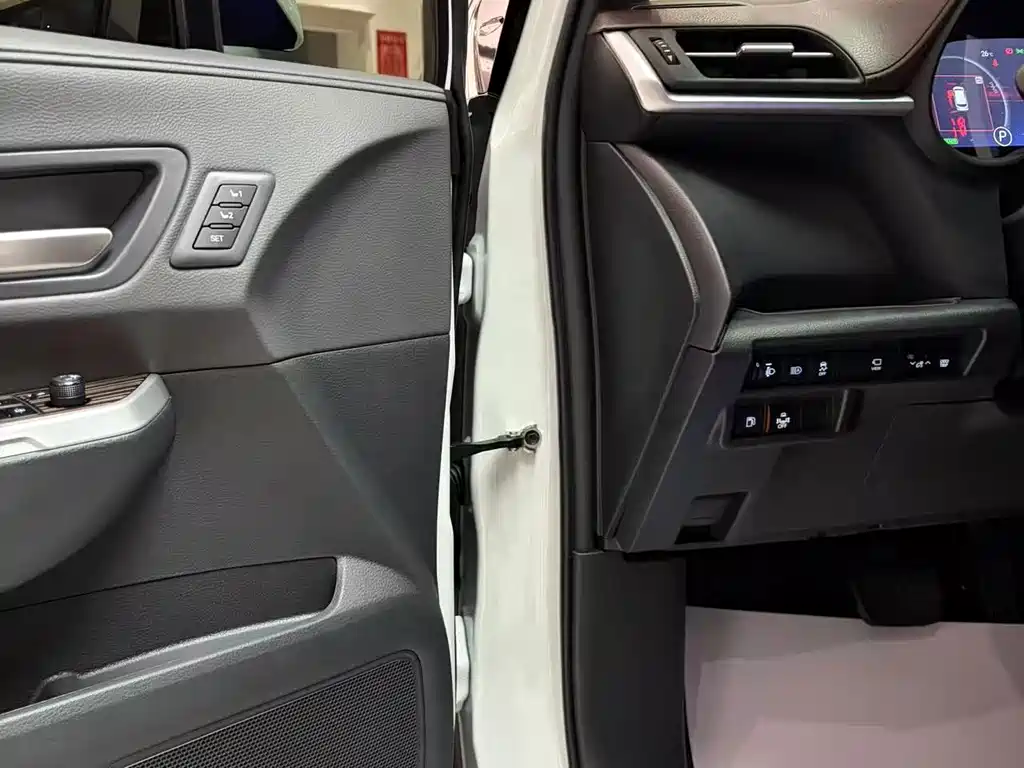 Toyota Granvia — миниатюра 6