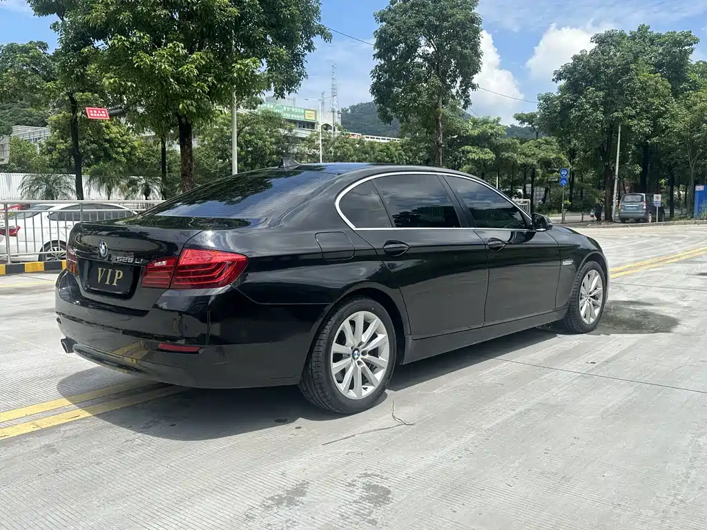 BMW 5 Series — миниатюра 7