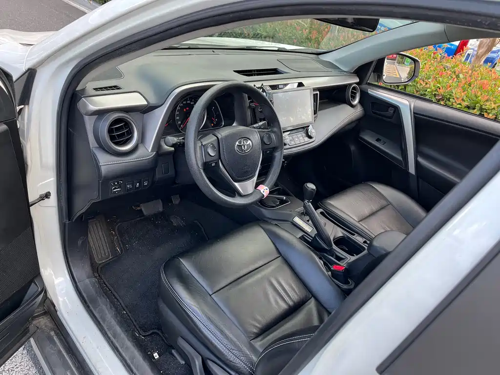 Toyota RAV4 — миниатюра 10
