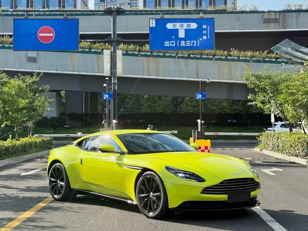 Aston Martin DB11 — миниатюра 2