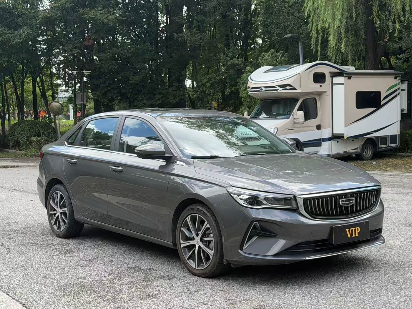 Geely Emgrand 1.5 л 2023 г. Серебристо-серый, пробег 18000 км
