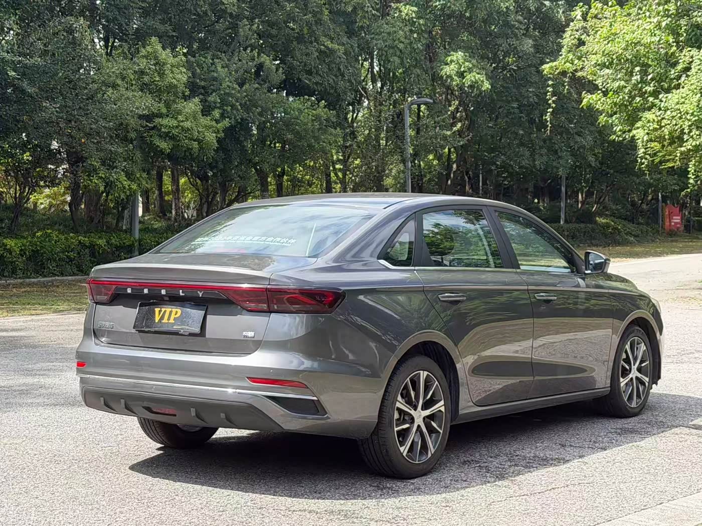 Geely Emgrand 1.5 л 2023 г. Серебристо-серый, пробег 18000 км