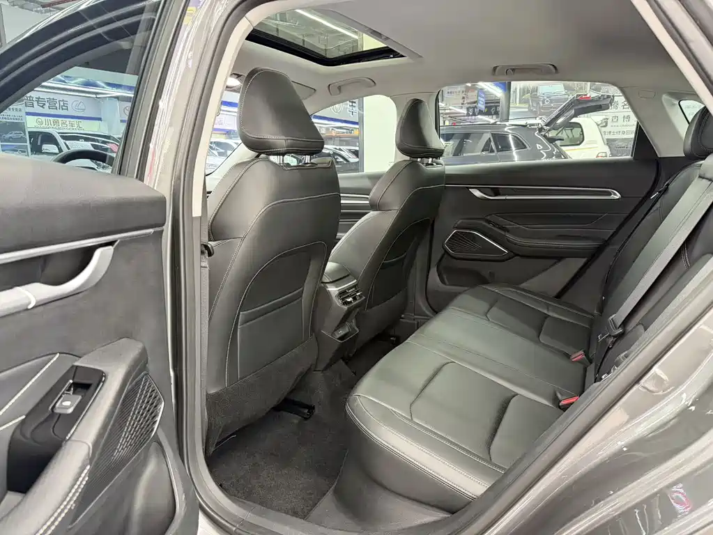 Geely Emgrand 2022 4 1.5L CVT Luxury