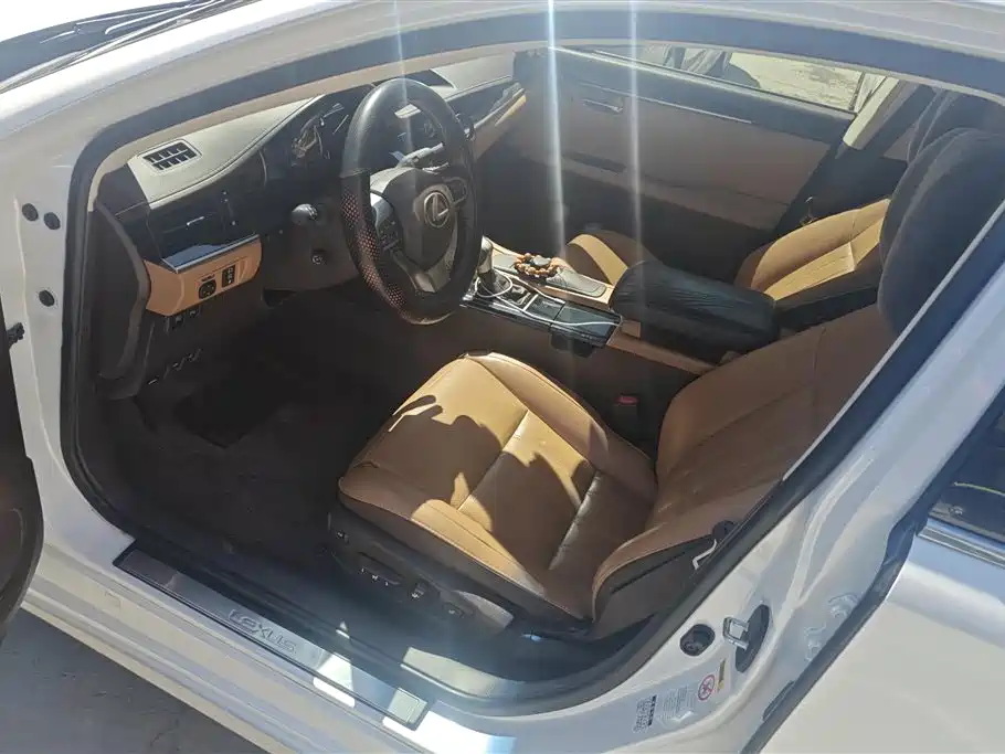 Lexus ES 2015 300h Luxury