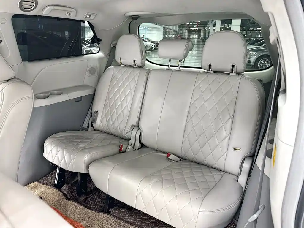 Toyota Sienna — миниатюра 10