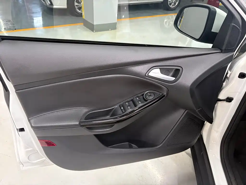Ford Focus 2012 1.6L AT