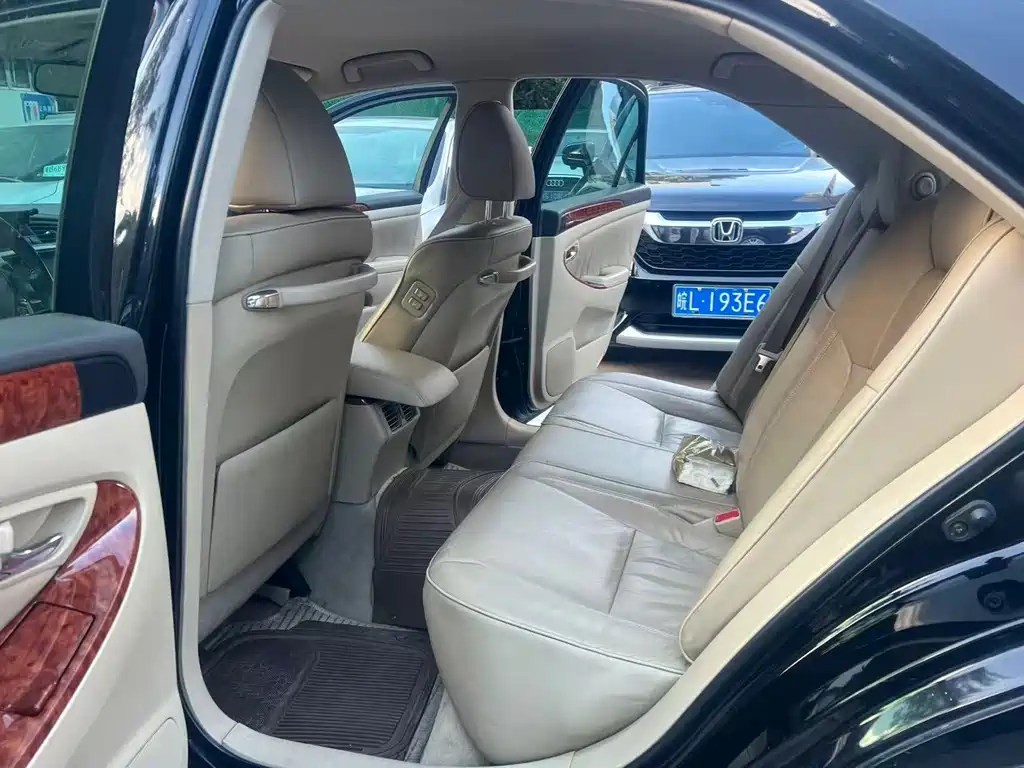 Toyota Crown — миниатюра 8