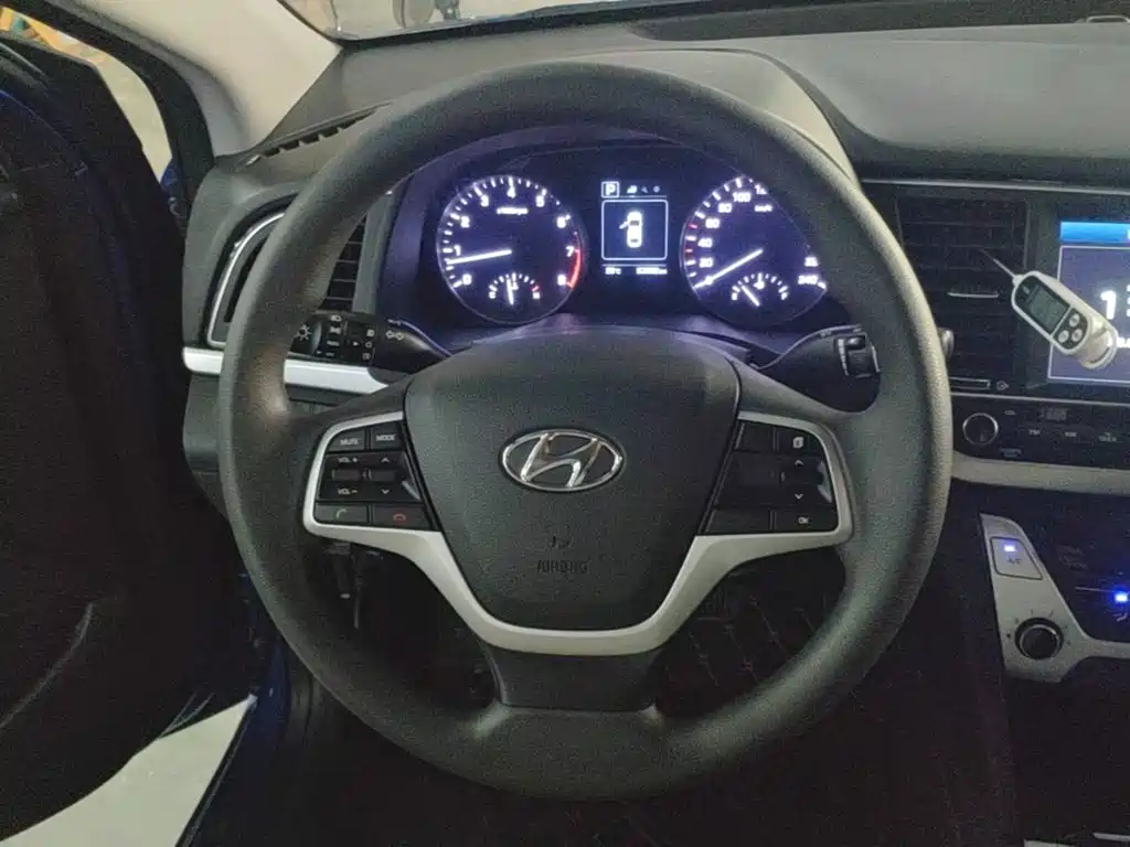 Hyundai Elantra — миниатюра 11