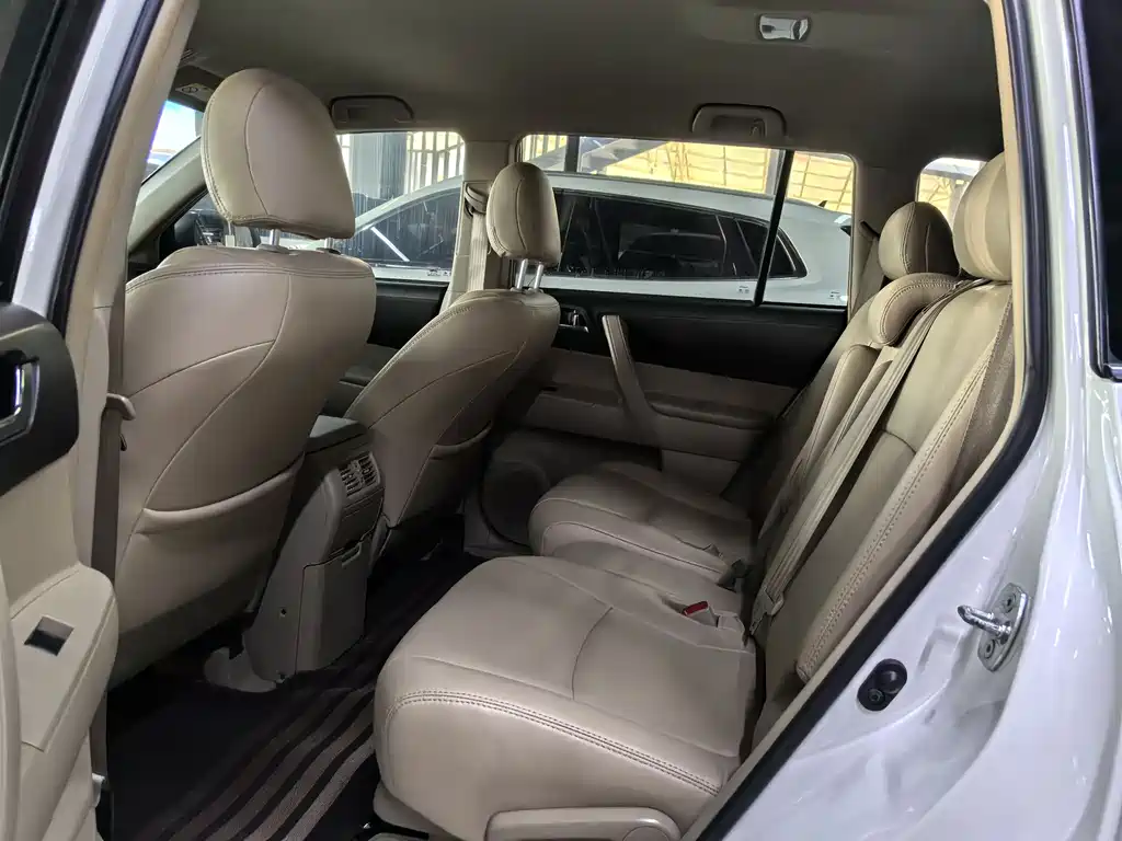 Toyota Highlander 2012 2.7L 5 мест Elite