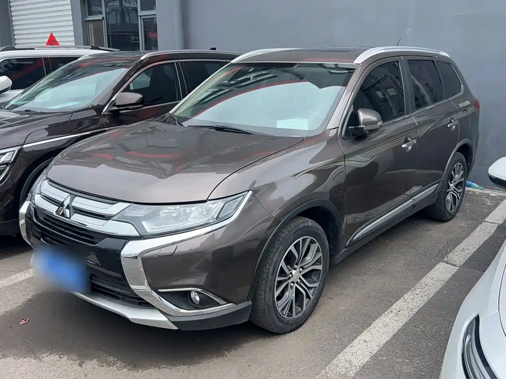 Mitsubishi Outlander 2016 2.4L Elite 5 мест