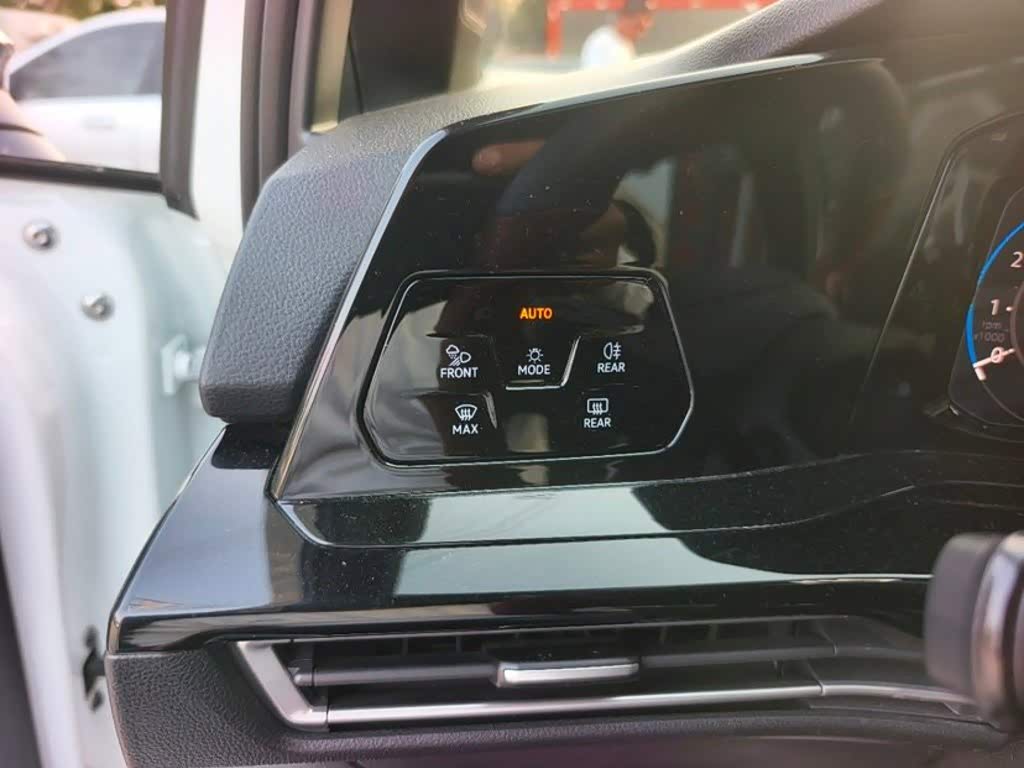 Volkswagen Golf 1.4 л 2023 г. Белый, пробег 37000 км