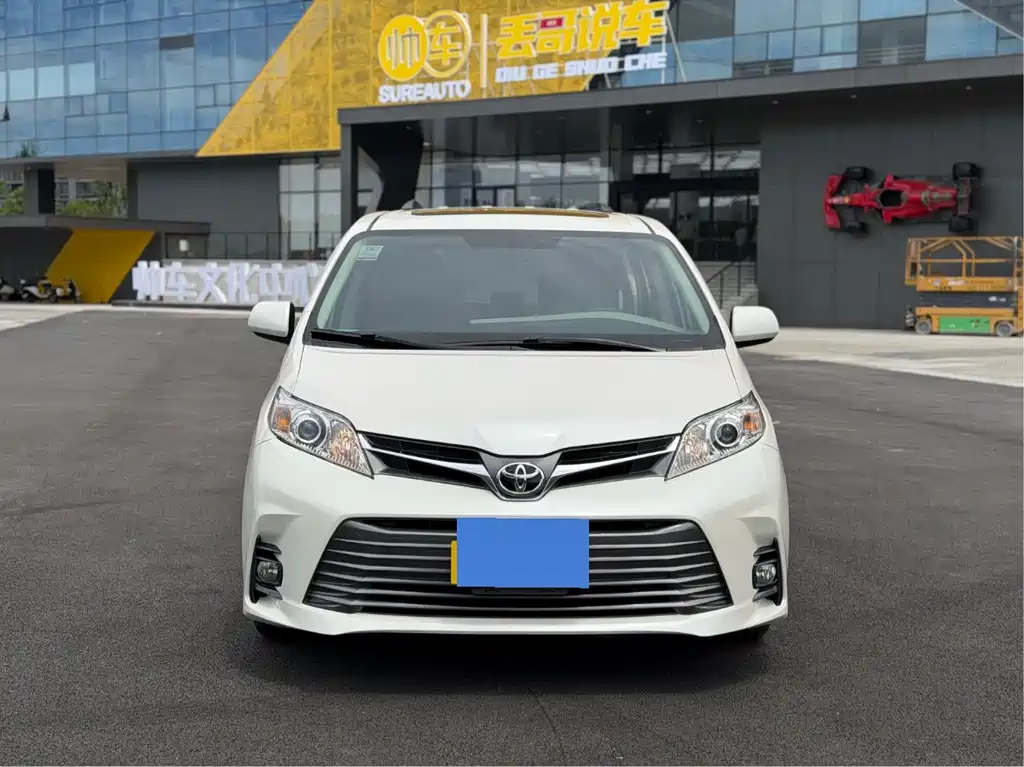 Toyota Sienna — миниатюра 2
