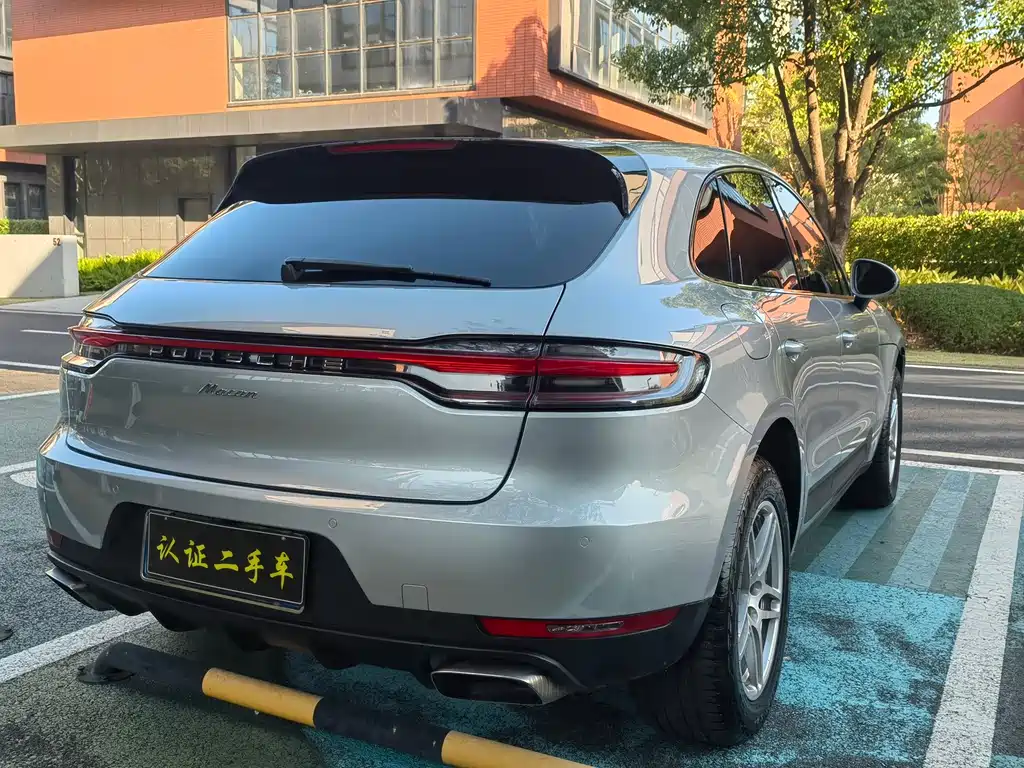 PORSCHE MACAN