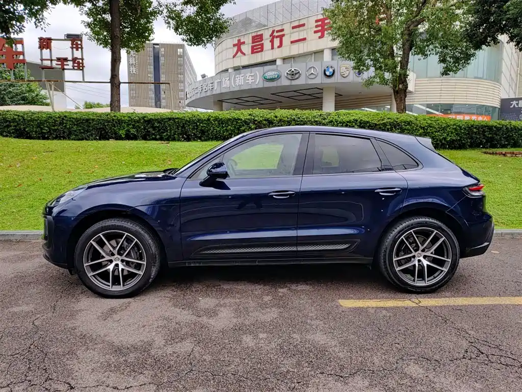 PORSCHE MACAN