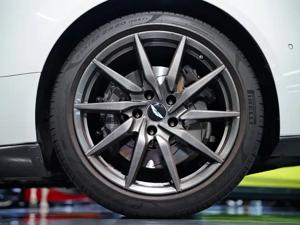 Aston Martin DB11 — миниатюра 13