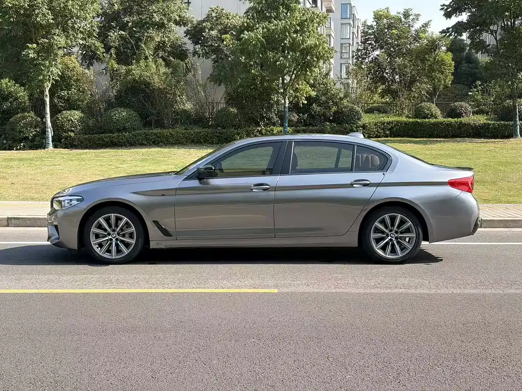 BMW 5 Series — миниатюра 7