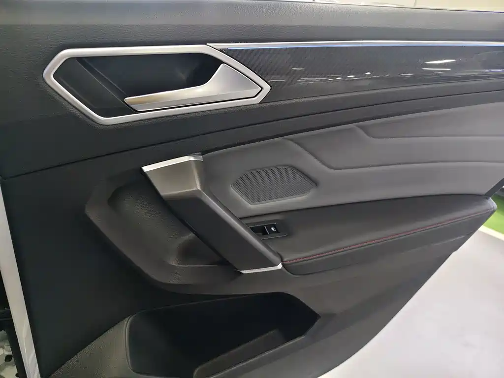 Volkswagen Tiguan L — миниатюра 8