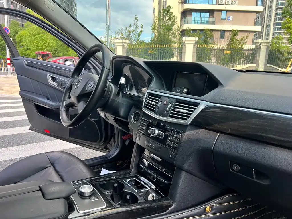 Mercedes-Benz E-Class — миниатюра 12